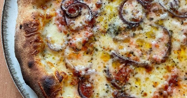 Red Onion & Mozzarella Pizza – Baked in a Home Oven